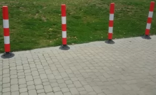 Słupek parkingowy blokujący FLEXPIN | PCV, 46 cm, na stopie, uchylny